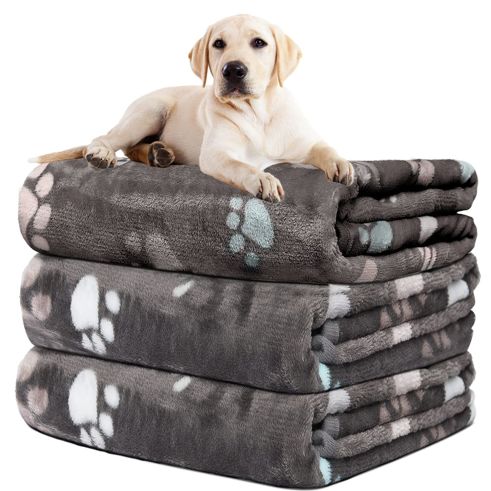 Couverture Rezutan pour chien gris avec motif patte, douceur idéale pour les câlins.