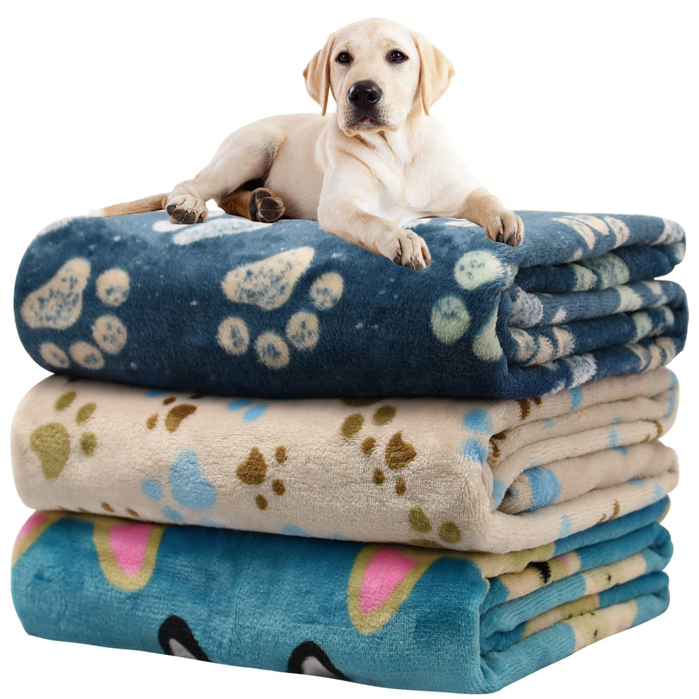 Couverture Rezutan en flanelle bleue pour chat, douceur idéale pour les siestes.