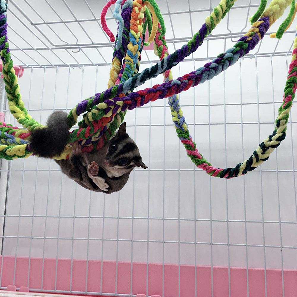 Ensemble de quatre jouets suspendus RIOUSSI pour varier l’amusement.