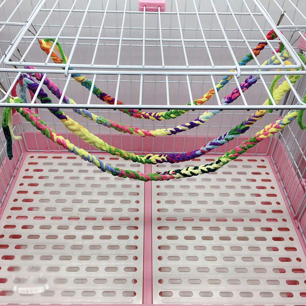 Jouet suspendu multicolore RIOUSSI favorisant activité physique et curiosité.