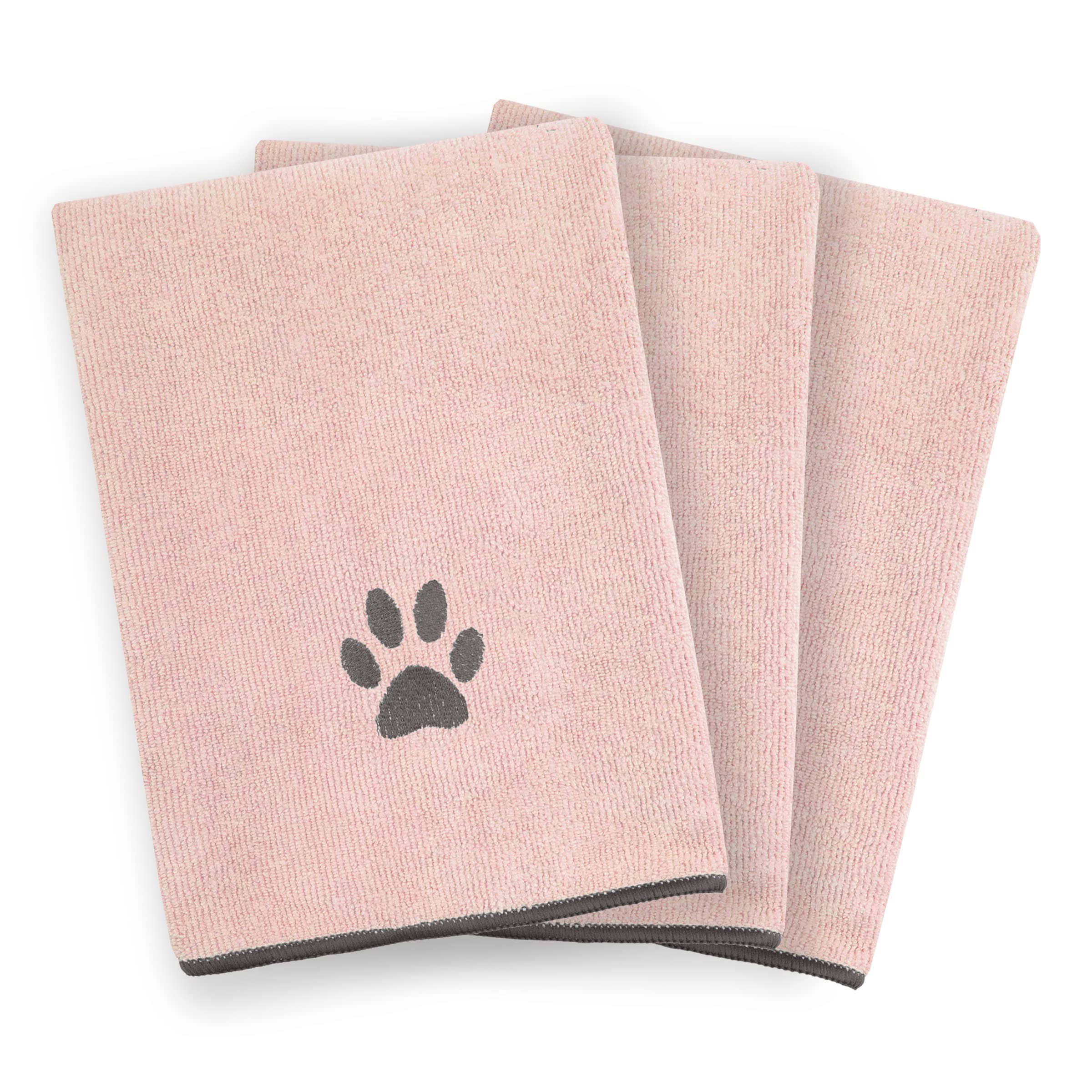 Logo Ritz brodé sur serviette animale, allure durable après lavage.