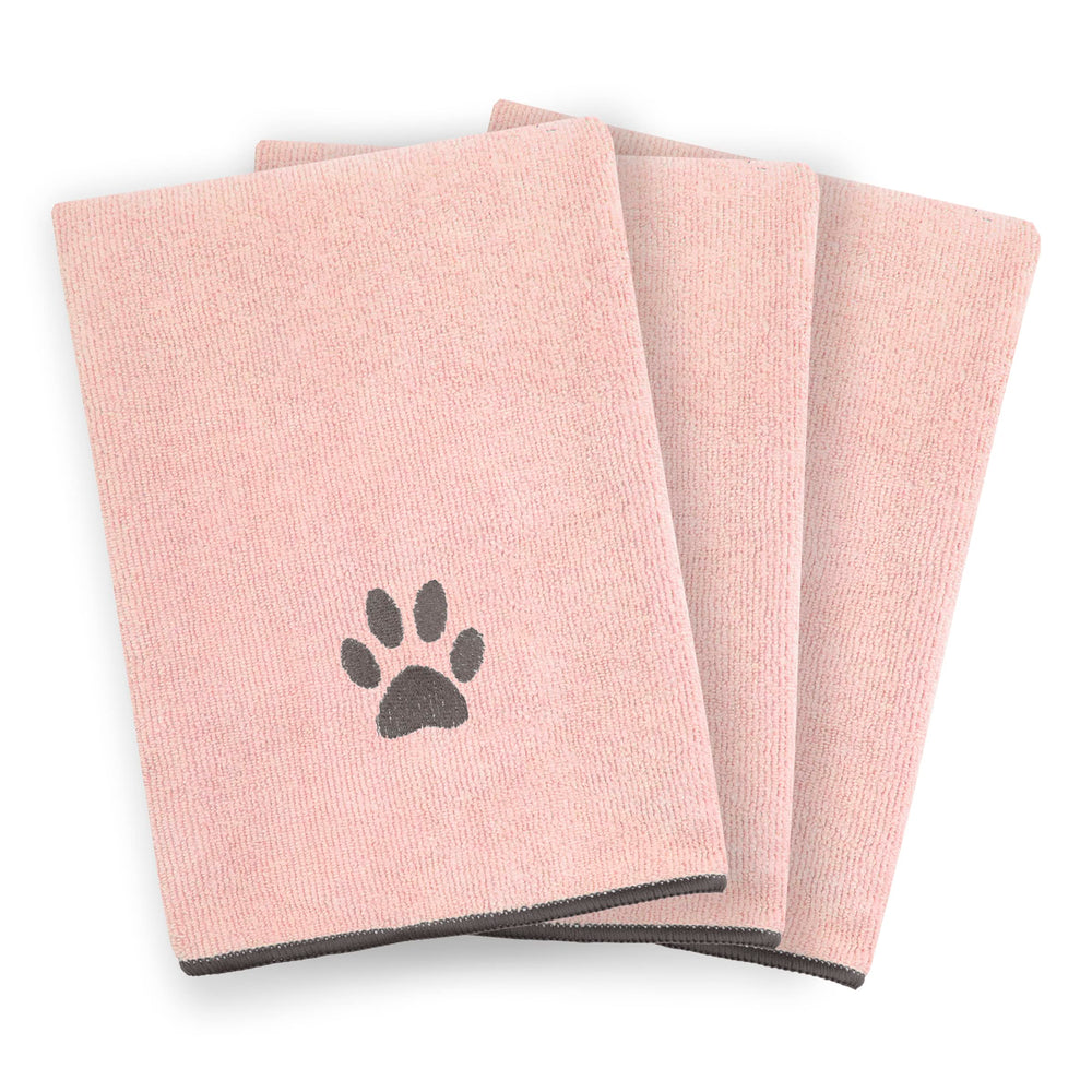 Logo Ritz brodé sur serviette animale, allure durable après lavage.