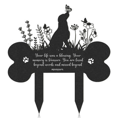 Plaque funéraire pour chien en forme d’os par Rngmsi avec fleurs et papillons, idéal jardin.