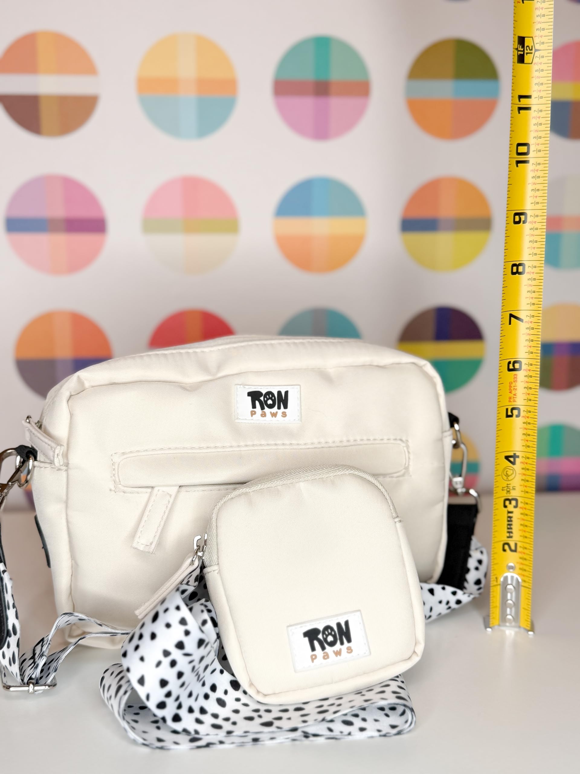 Ron Paws design-leger-beige accessoire léger et élégant pour sorties.