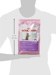 Chaton mangeant des croquettes Royal Canin, repas pratique et appétissant.
