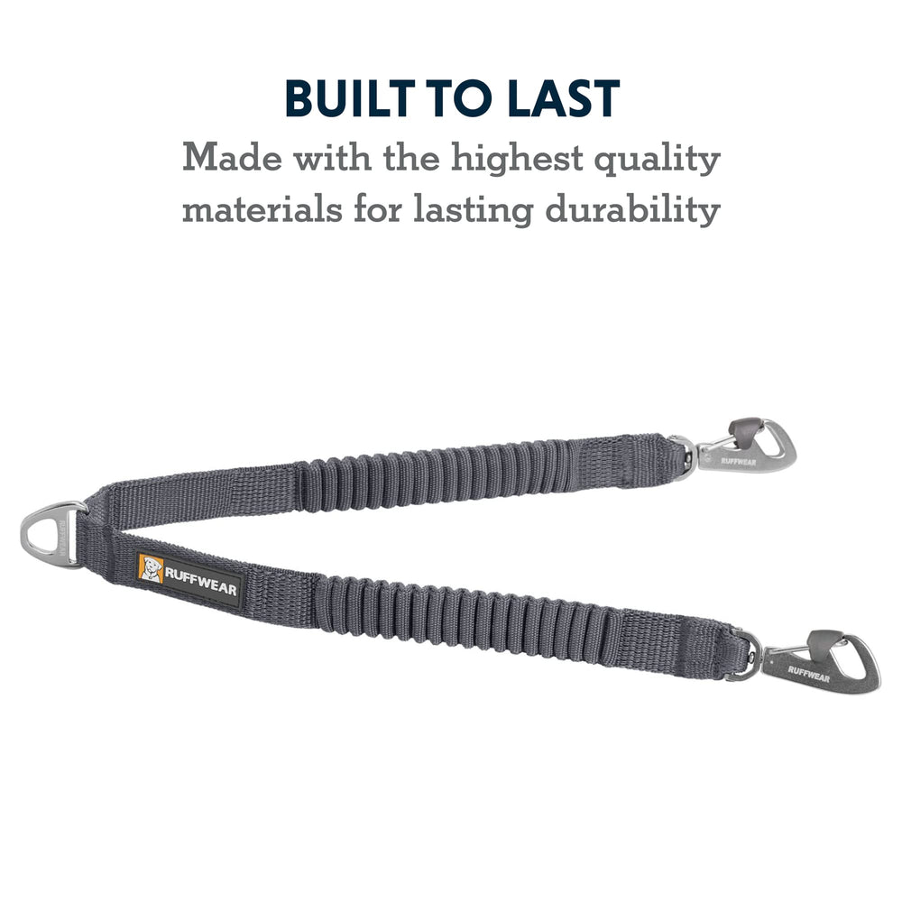 Ruffwear Double Track Coupler matériel résistant et traitement anti intempéries pour une utilisation prolongée.