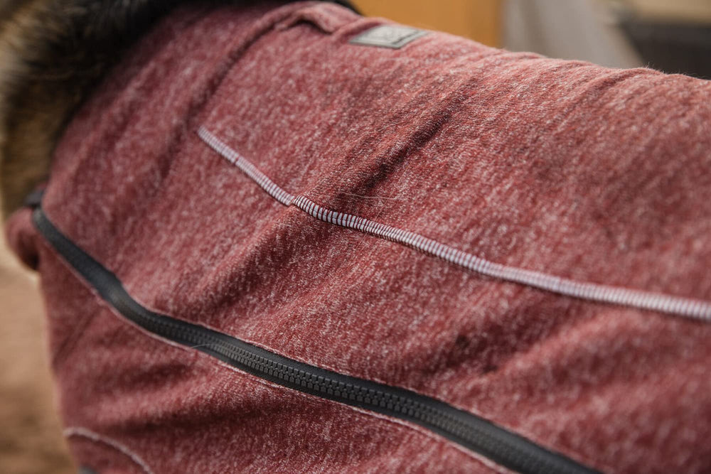Détail fermeture zip du Ruffwear Hemp Hound Pull pour un accès rapide.