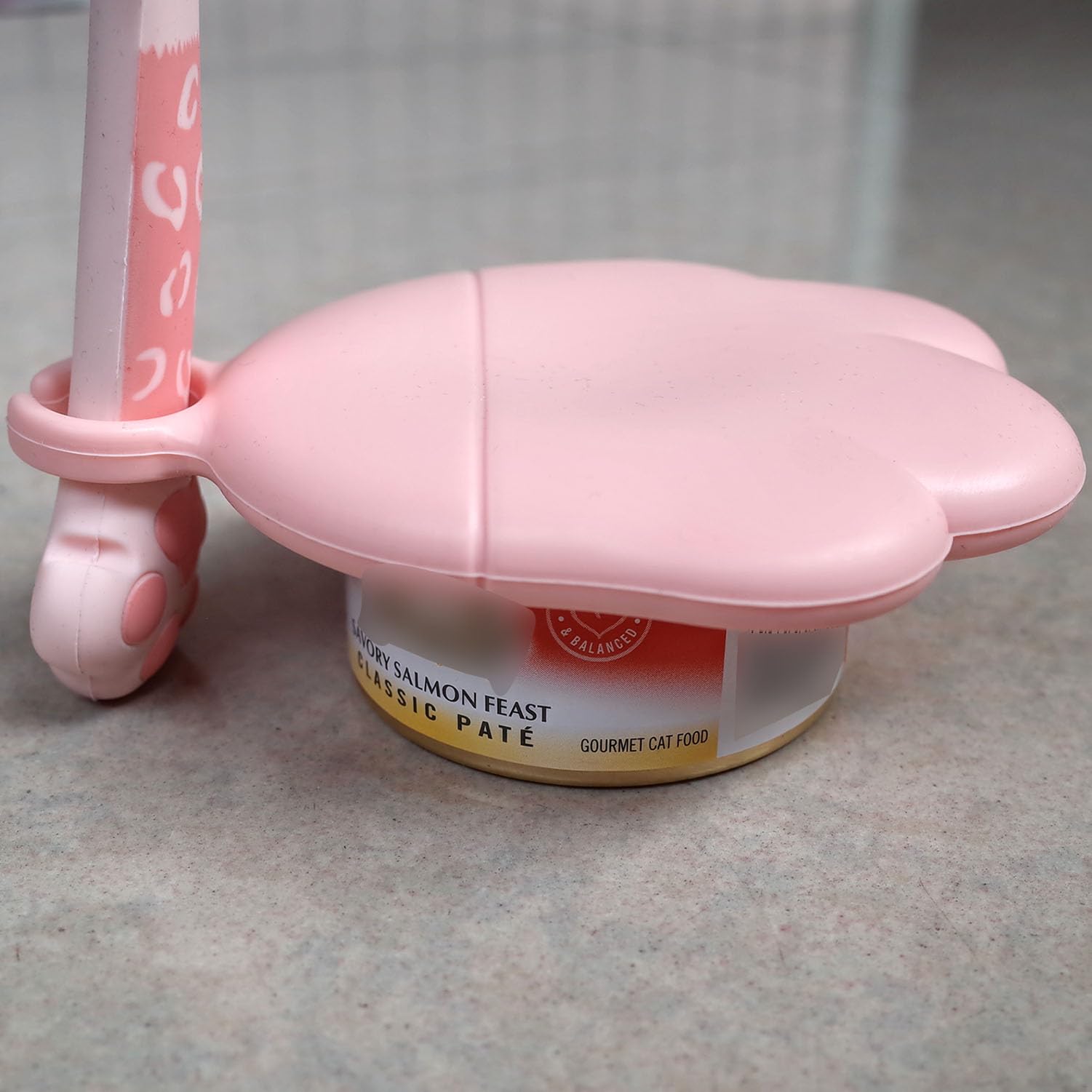 Usage chat: ouvrir et servir pâtée en douceur avec ScivoKaval rose