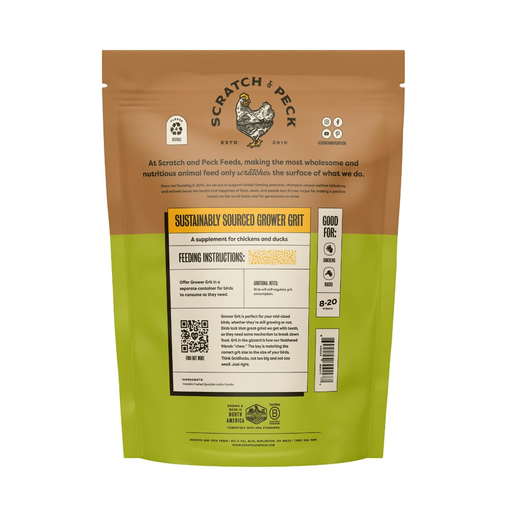 Grower Grit Scratch and Peck versé dans le poulailler pour poules en croissance.