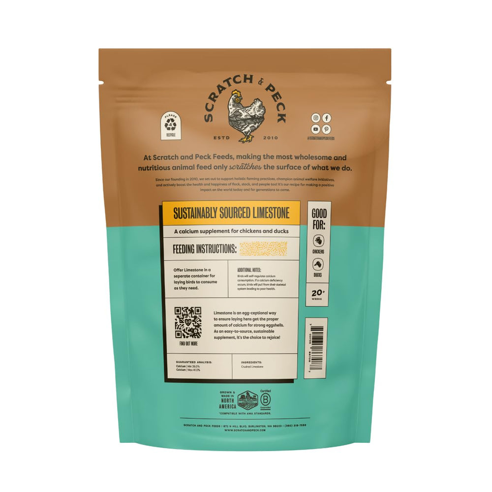 Scratch and Peck Feeds Limestone, doseur visible, apports libres pour les poules.