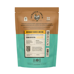 Scratch and Peck Feeds Limestone, doseur visible, apports libres pour les poules.