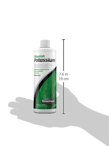 Bouteille Flourish Potassium posée sur le substrat prêt pour l'apport potassium.