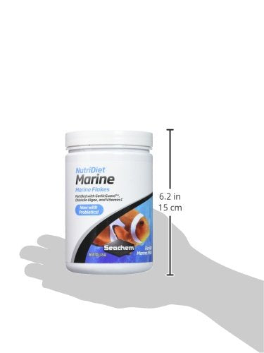 Flocons Nutridiet versés dans un bol, soutien probiotiques pour poissons marins.