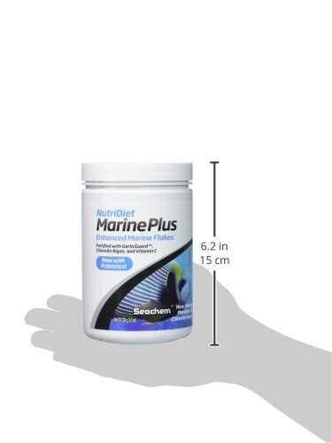 Nourrissage en aquarium avec NutriDiet Marine Plus Flakes, soutien digestif et coloration naturelle.