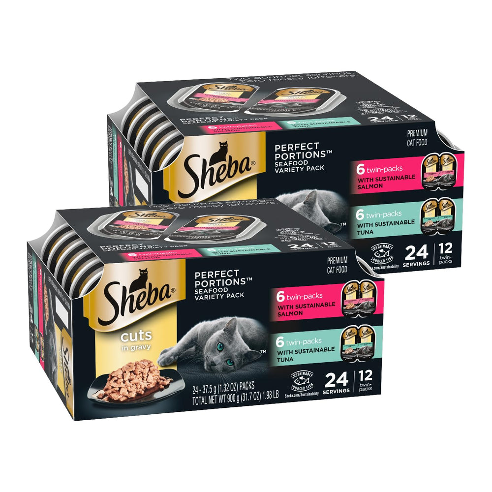 Plan serré sur Sheba, portions parfaites: double emballage et coupes en sauce saumon et thon.