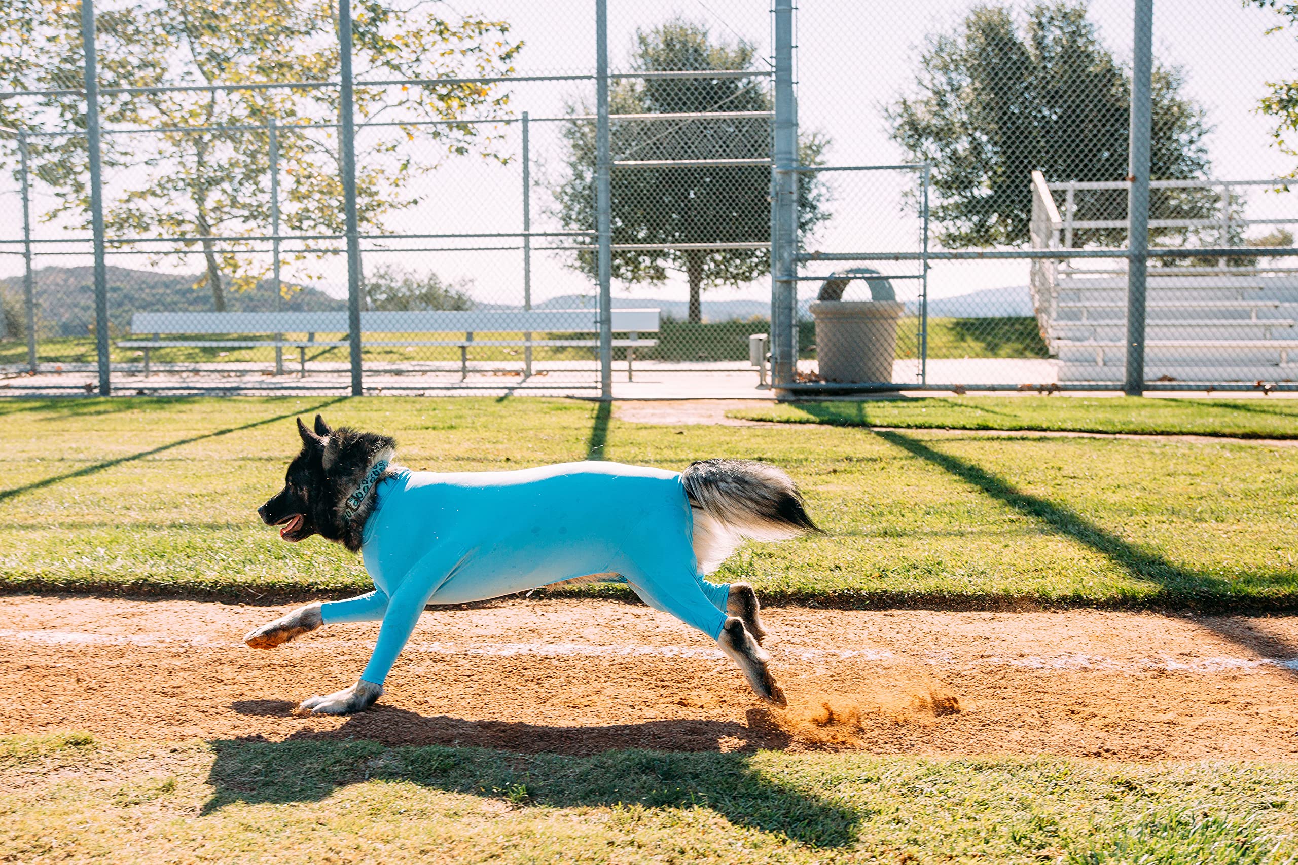 Shed Defender Sport Onesie soutient les refuges via le programme Paw It Forward.