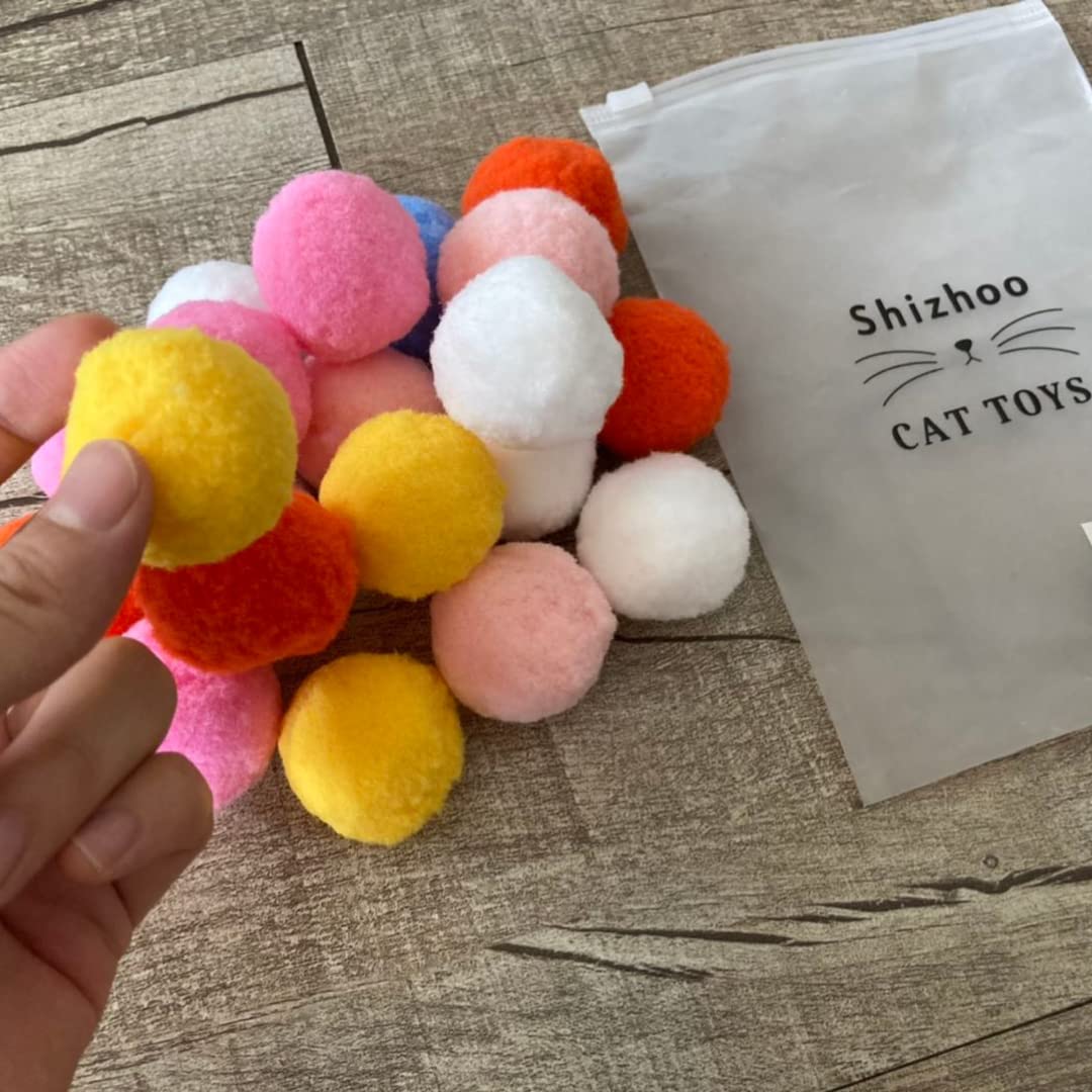 Boules pompon Shizhoo douces, parfaites pour câlin et repos après le jeu.