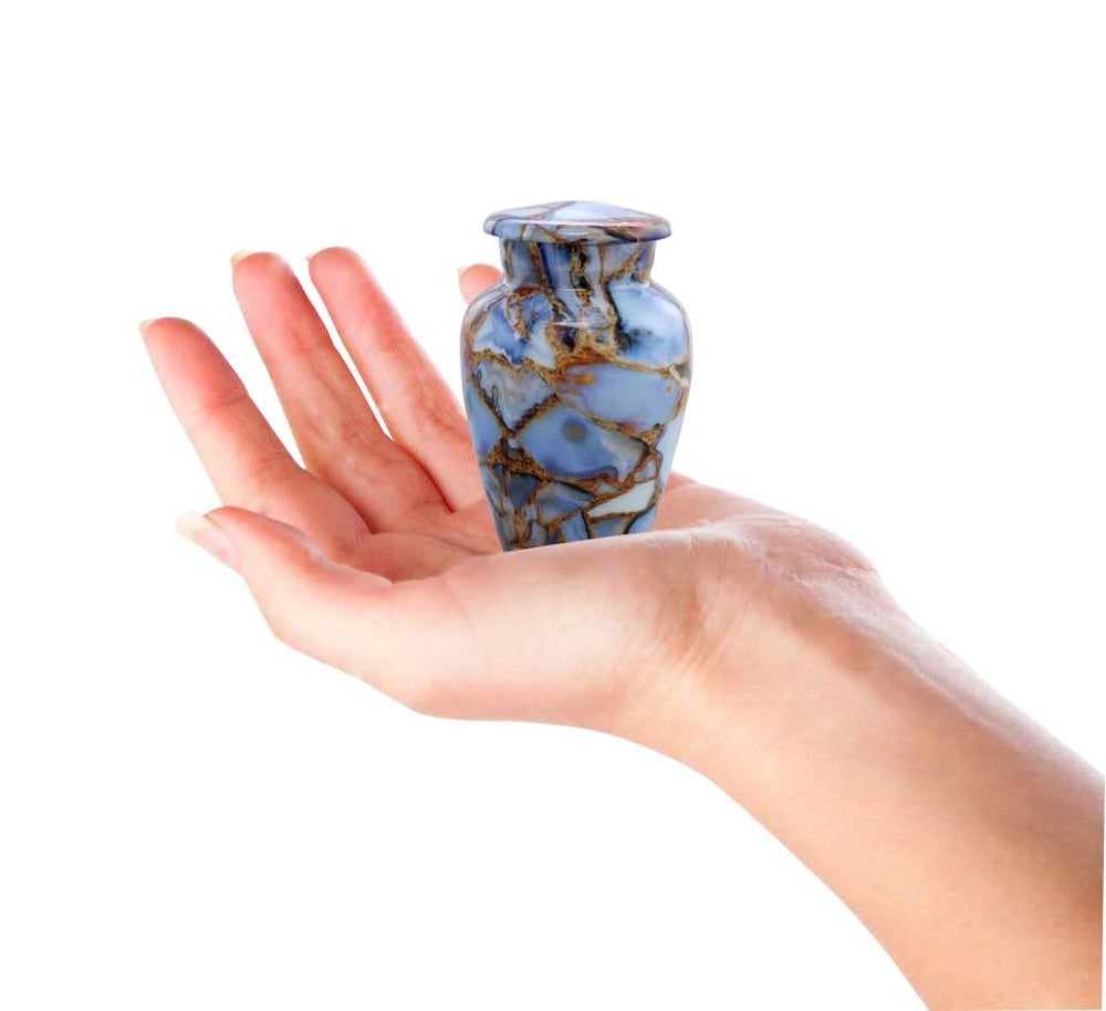 SILENT GOODBYES design compact : urne maniable qui tient dans la paume.