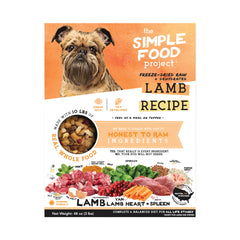 Simple Food Project recette d'agneau lyophilisée sur assiette, repas pratique pour chien.