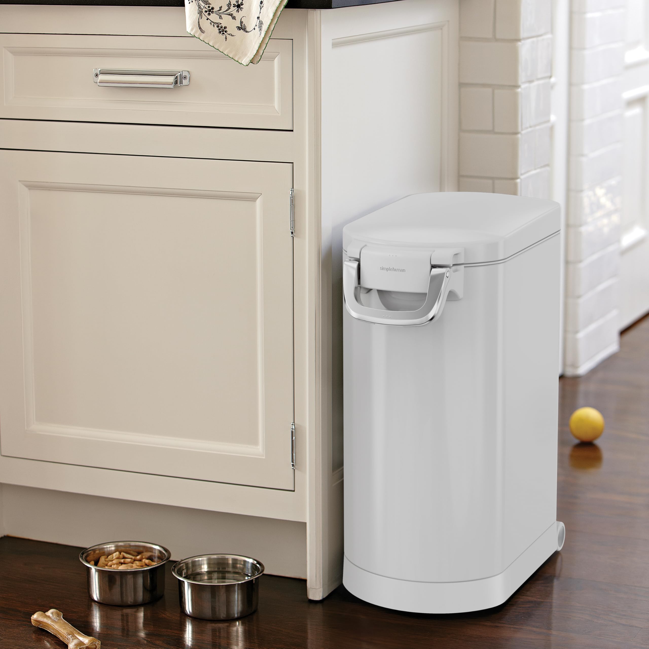 Capacité généreuse de 14,5 kg adaptée au stockage de nourriture sèche.