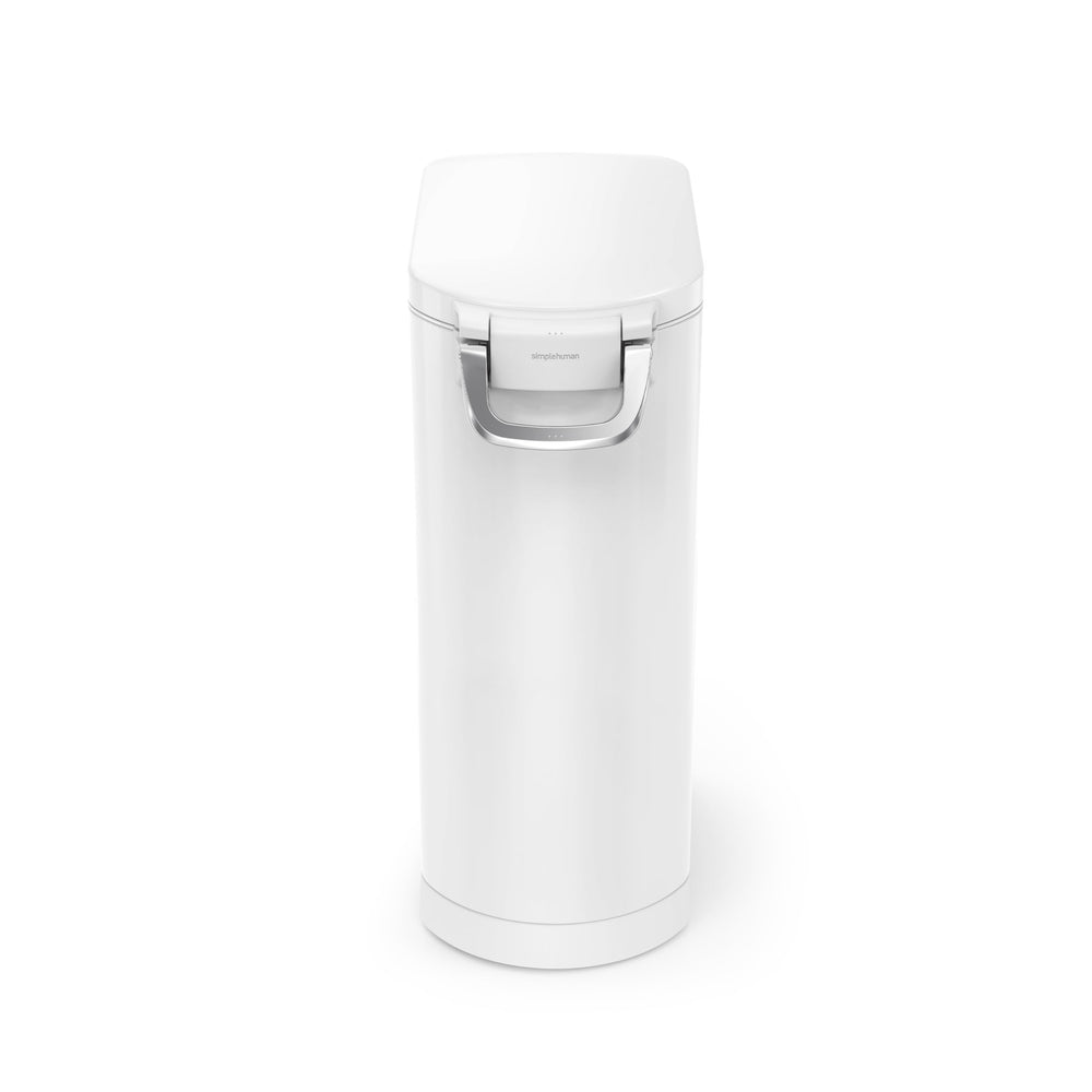 Doseur-magnetique sous couvercle du simplehuman facilite l’alimentation.