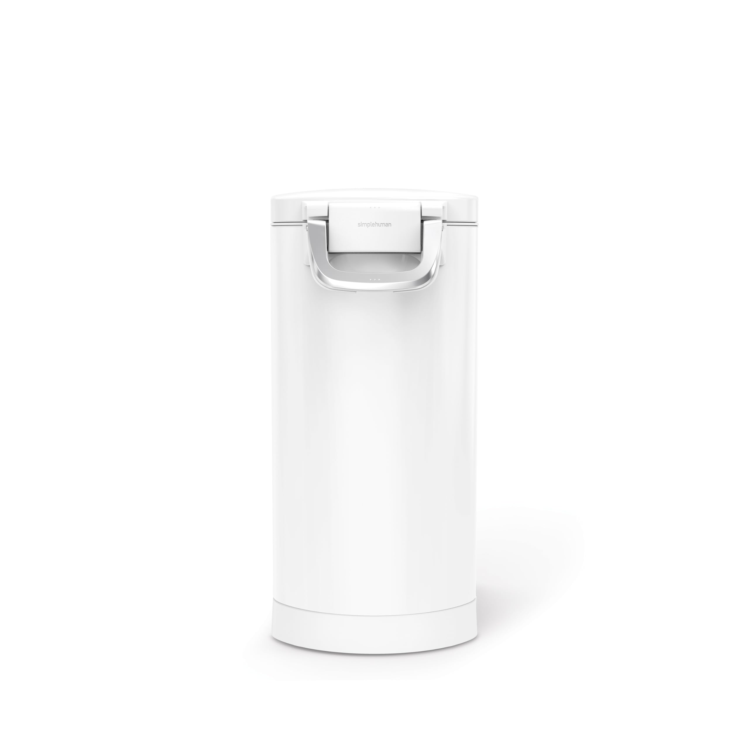 Cuillère doseuse magnétique sous le couvercle du simplehuman pratique pour doser sans effort.