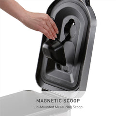 Doseuse magnétique sous le couvercle Simplehuman pour des portions pratiques.