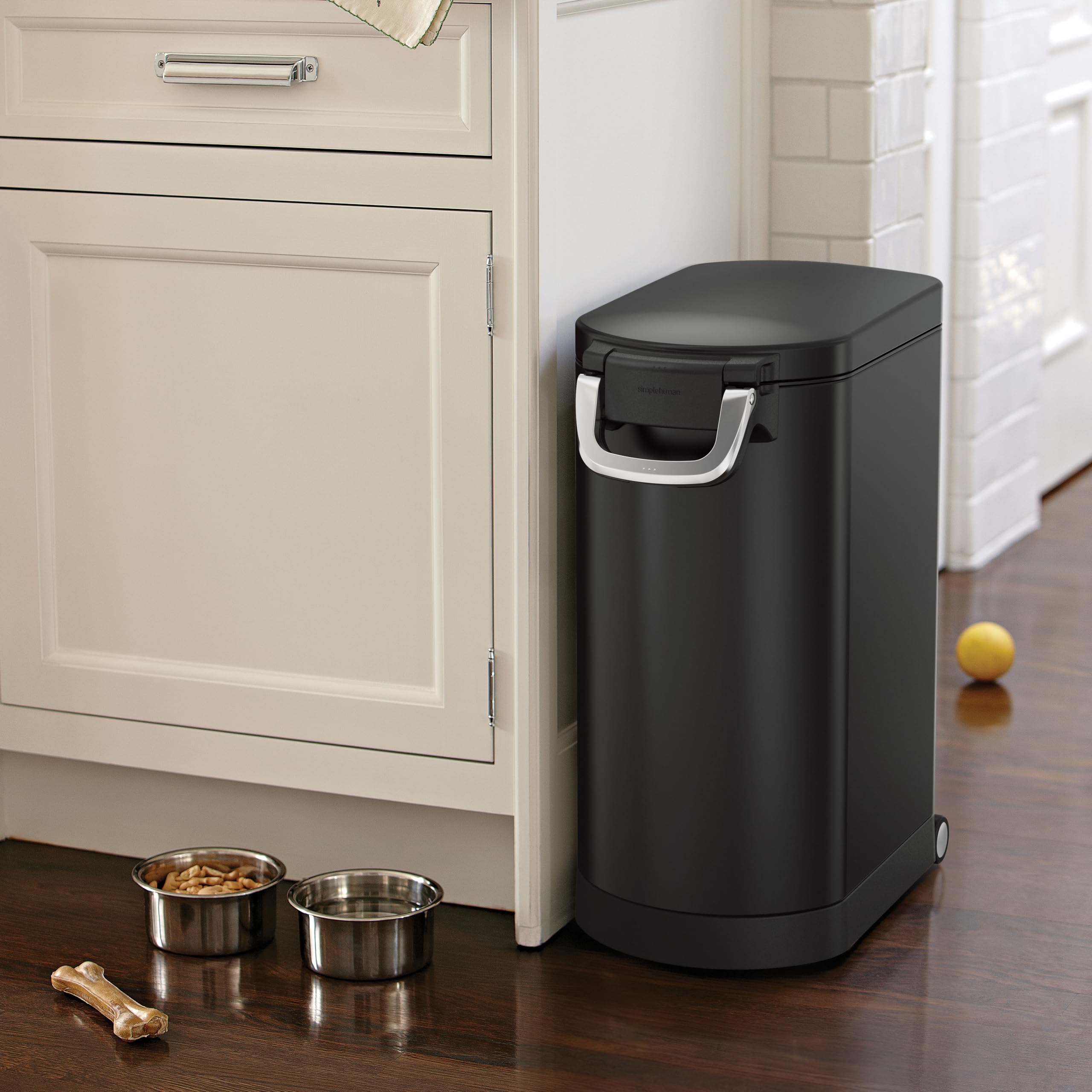 Simplehuman pelle doseuse magnetique: dose rapide sans fouiller sous le couvercle.