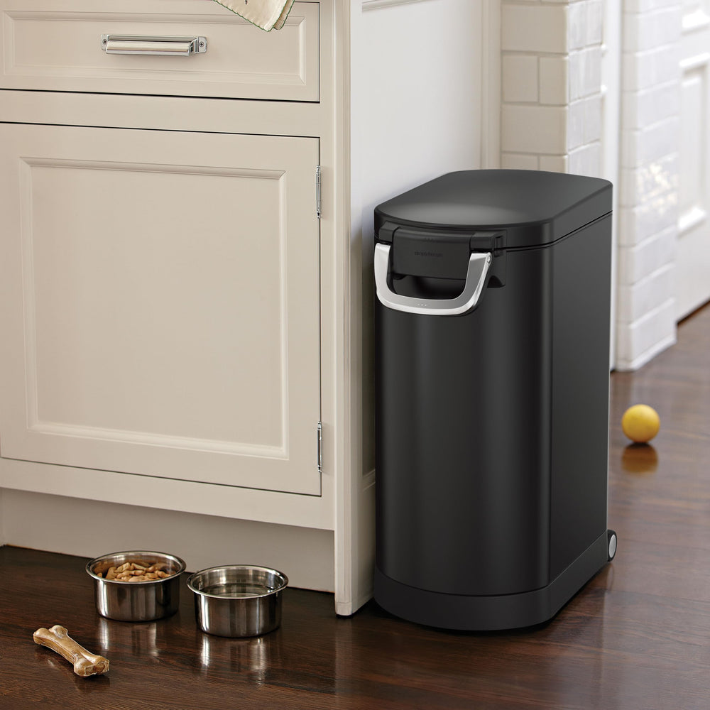 Simplehuman pelle doseuse magnetique: dose rapide sans fouiller sous le couvercle.