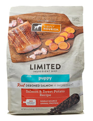Croquettes SIMPLY NOURISH chiot saumon patate douce pour énergie et croissance.