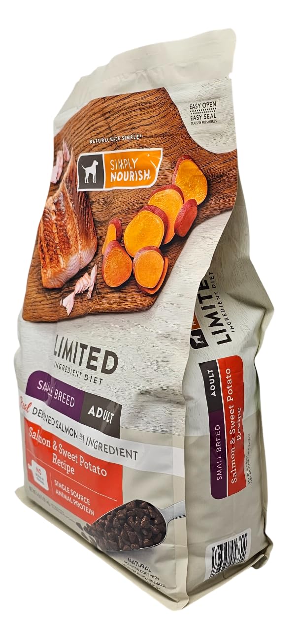 SIMPLY NOURISH servi dans bol, petit chien apprécie le goût saumon et patate douce