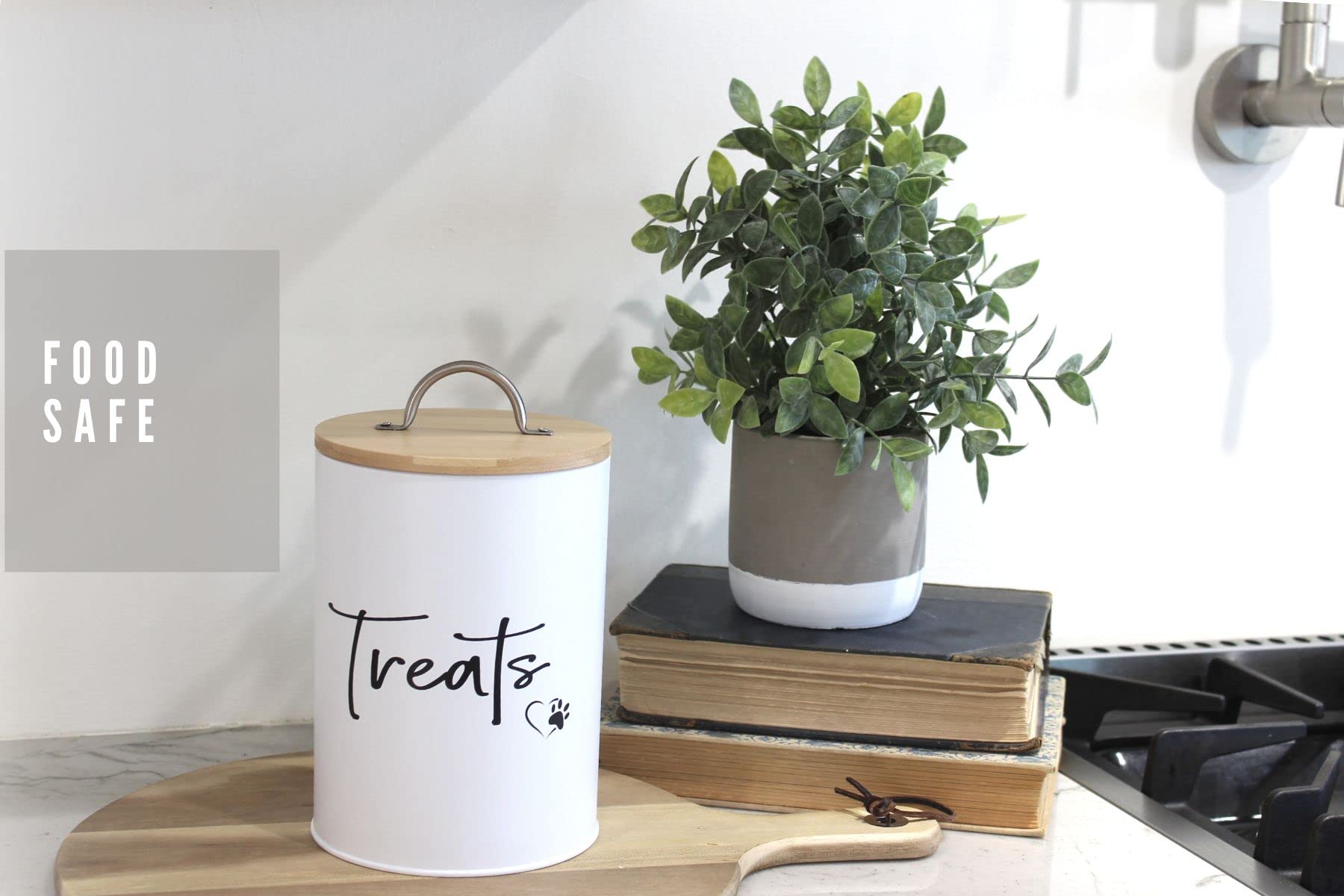 Rangement pratique pour friandises animaux, tout reste organisé.