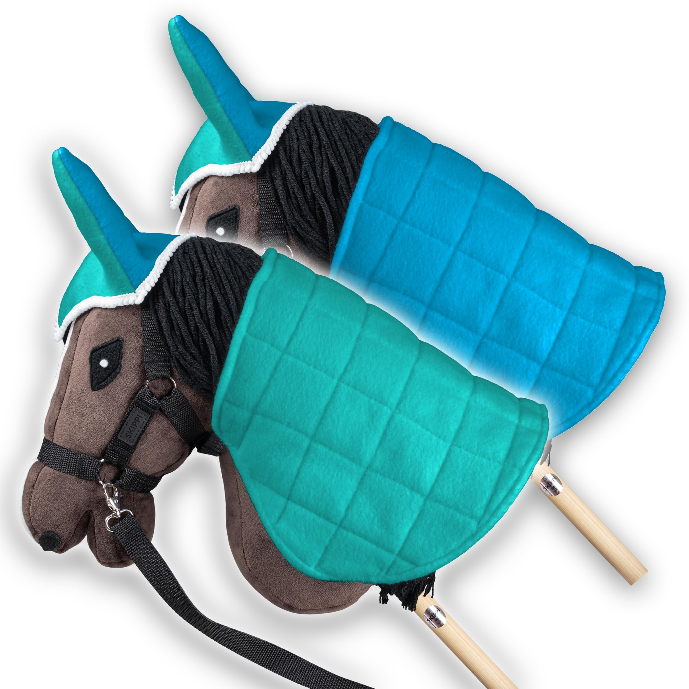 Couverture réversible SKIPPI pour cheval-jouet, protection élégante et personnalisation facile.