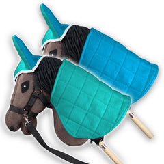 Couverture réversible SKIPPI pour cheval-jouet, protection élégante et personnalisation facile.