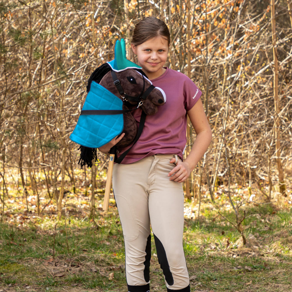 Design mint et bleu SKIPPI pour cheval-jouet, look frais et adaptable.