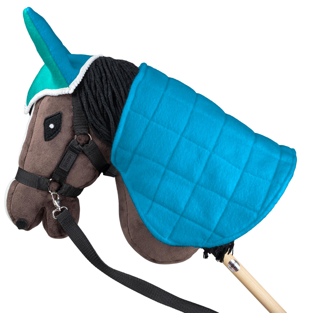 Fermeture réglable SKIPPI pour couverture cheval-jouet, ajustement rapide et confort.