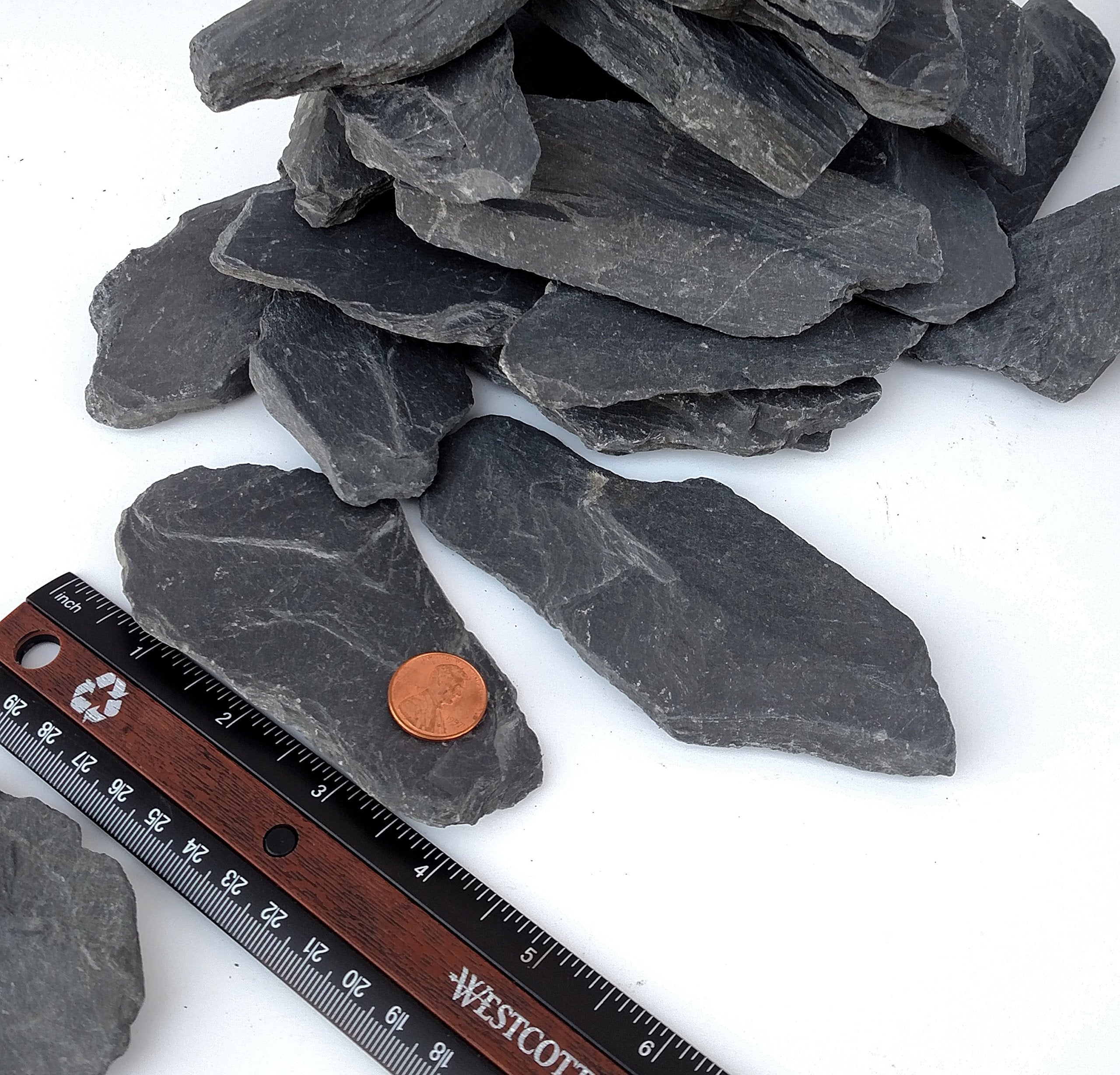 Small World Slate & Stone : veines de quartz blanc, caractère et variation naturelle.