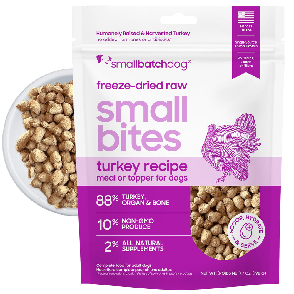 Smallbatch dinde séchée – petits morceaux sur table, énergie naturelle pour chien