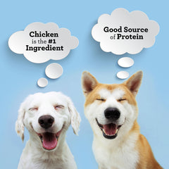 Chien content mâchant un anneau SmartBones comme récompense.