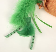 SmartyKat Karrot Crinkle Kicker contient herbe à chat pour stimulation sensorielle.