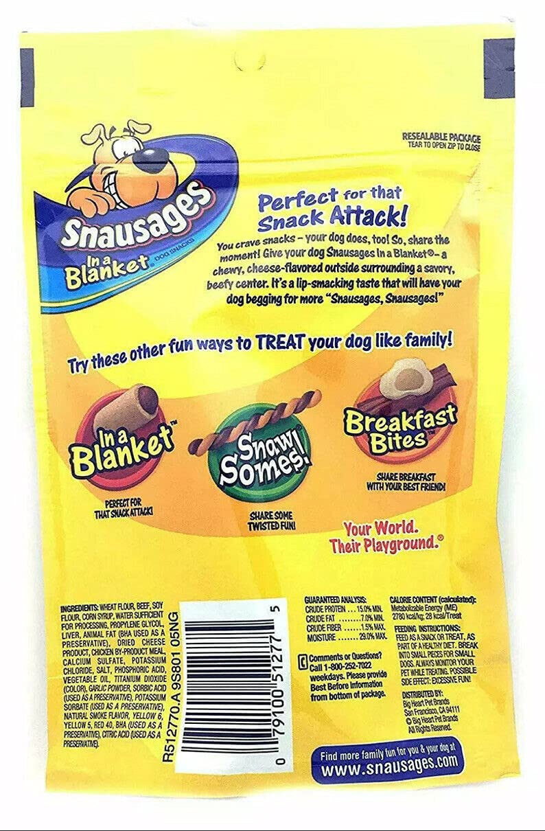 Chien savourant les friandises Snausages pendant une promenade.