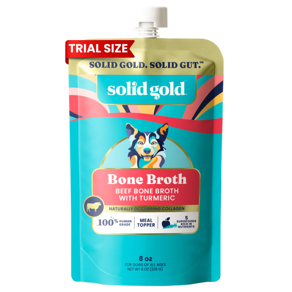 Solid Gold Bouillon pour chien, doseur en main, enrichissement savoureux.