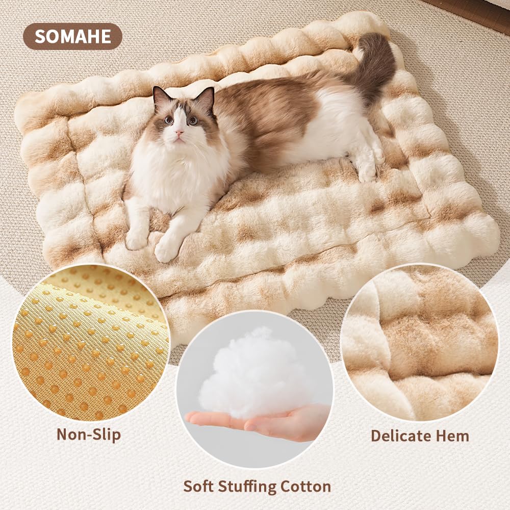 Tapis SOMAHE placé sur canapé, crée un coin douillet pour les siestes.