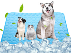 Tapis refroidissant SOMOYA pour chien bleu posé sur le sol offre une fraîcheur rapide.