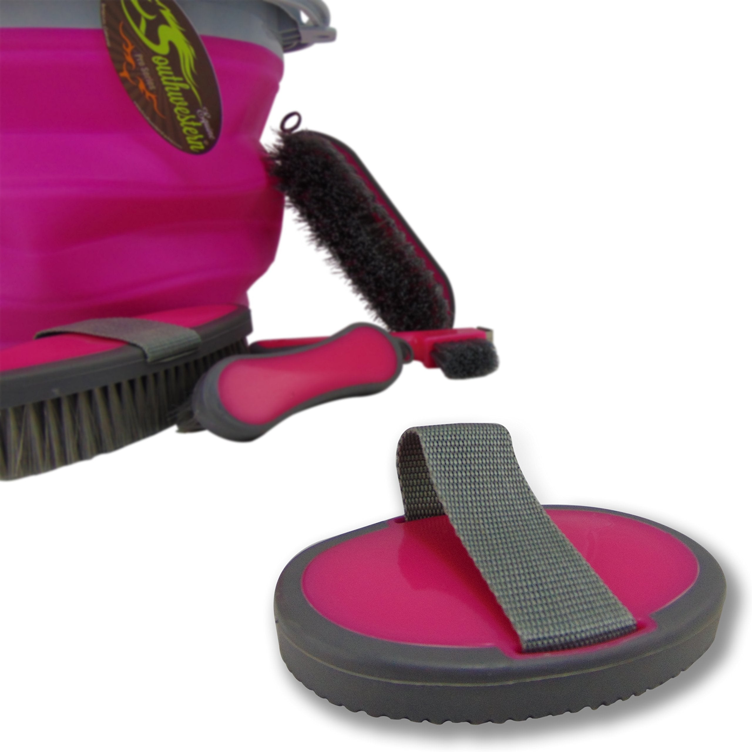 Brosse corps avec sangle Southwestern Equine rose, prise stable pendant le brossage.