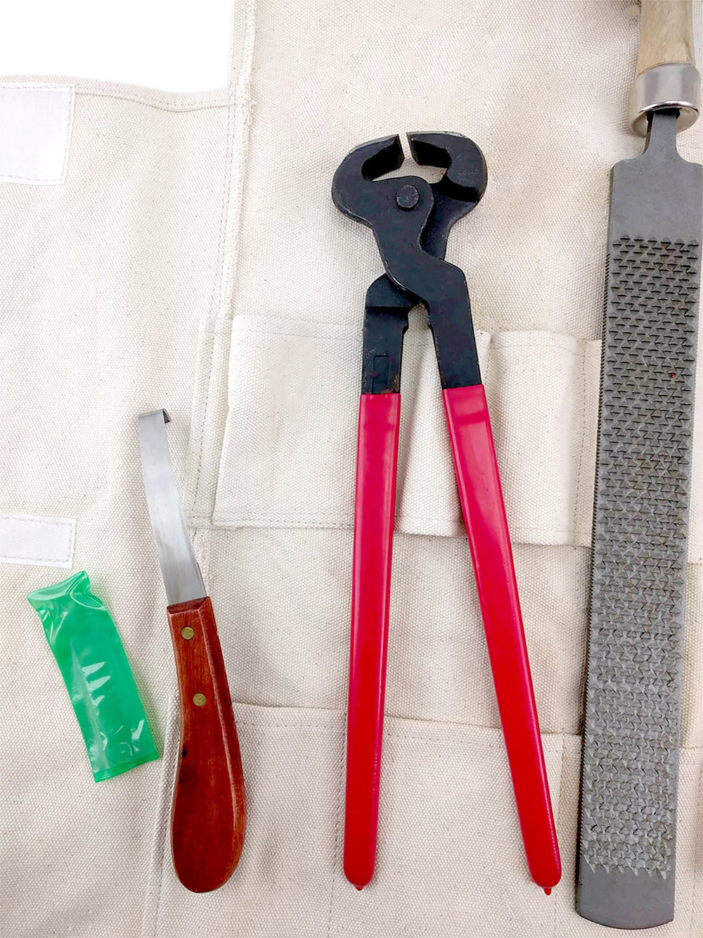 Southwestern Equine: outils inclus, pince à ferrer prête à l’emploi.