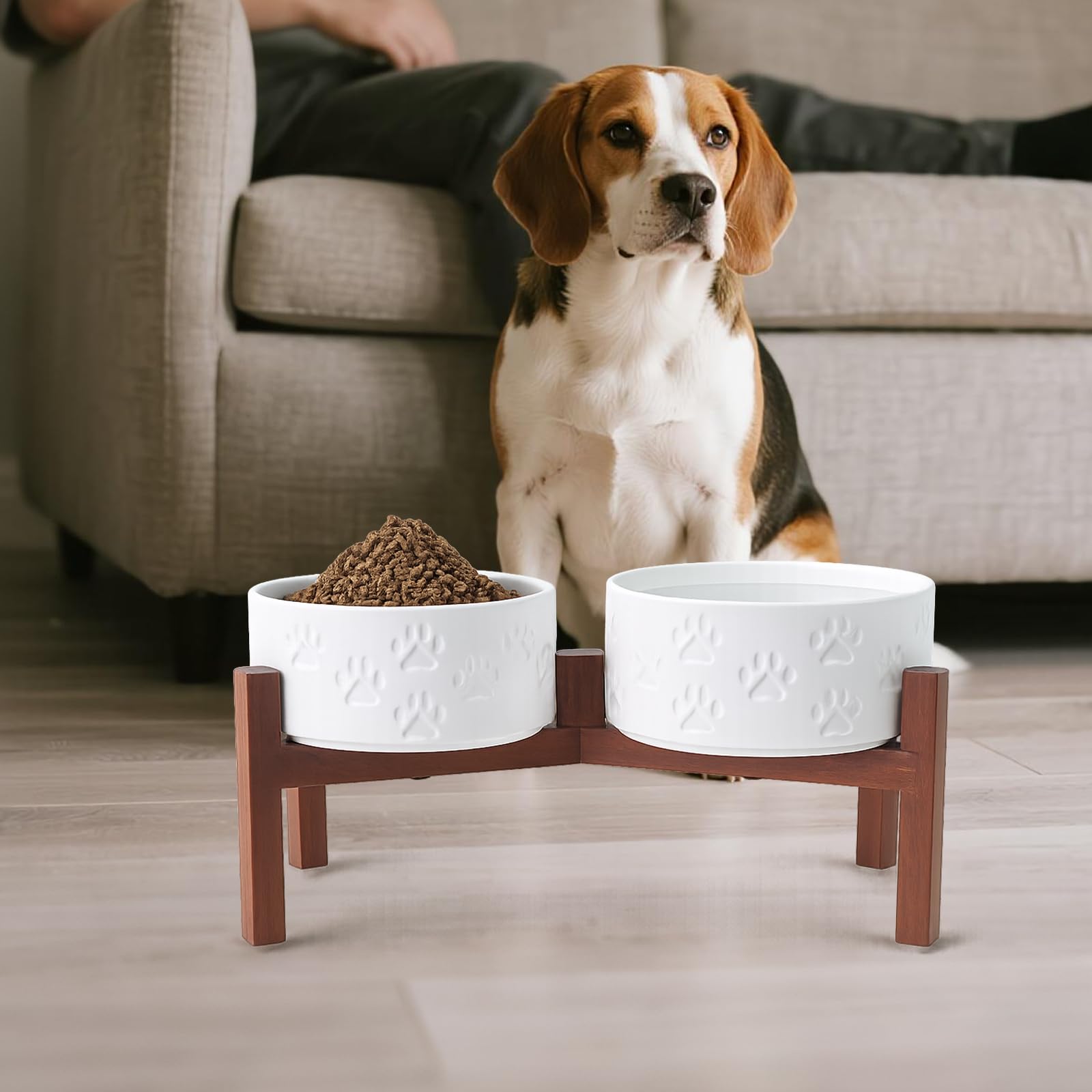 SPUNKYJUNKY design naturel du support en acacia, esthétique chaleureuse.