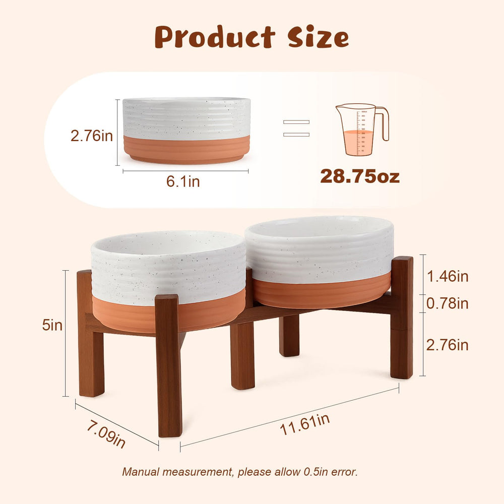 Socle en acacia SPUNKYJUNKY soutenant le bol pour chien