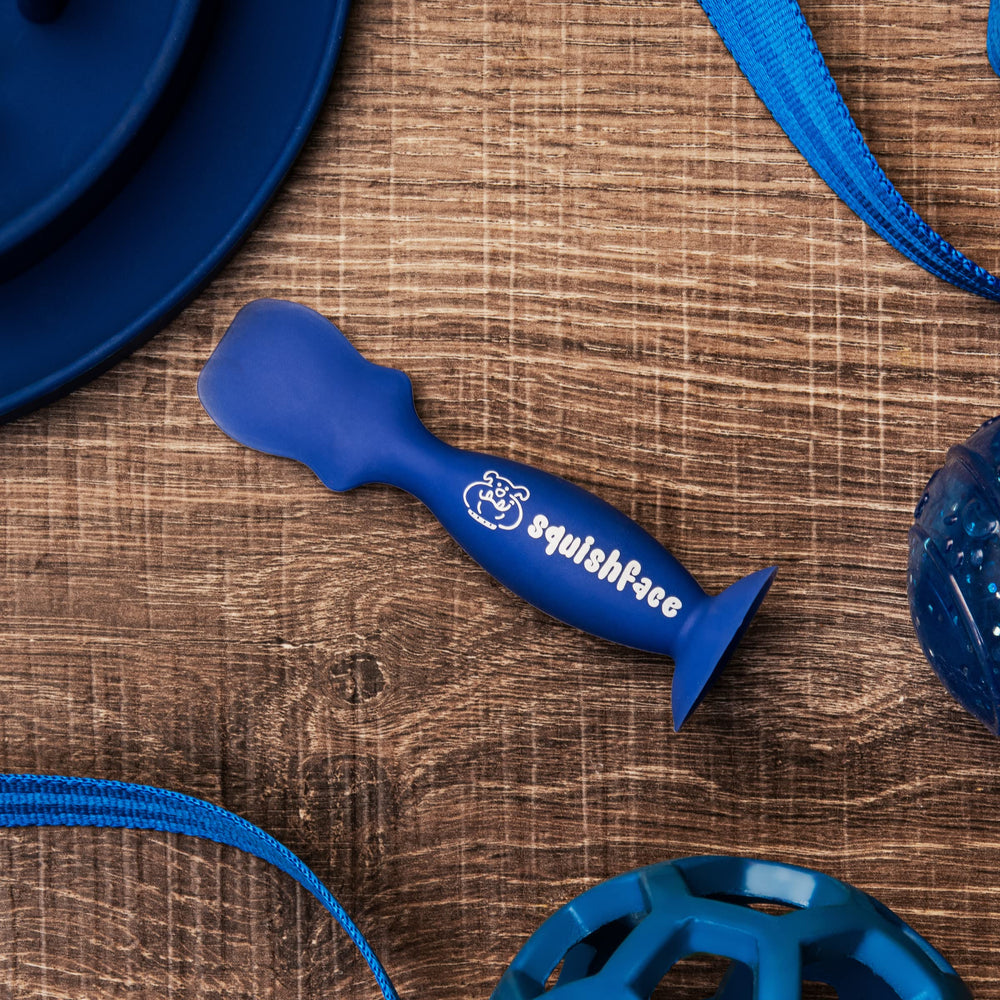 Squishface applicateur en silicone pour plis et rides du chien, atteint les zones difficiles.