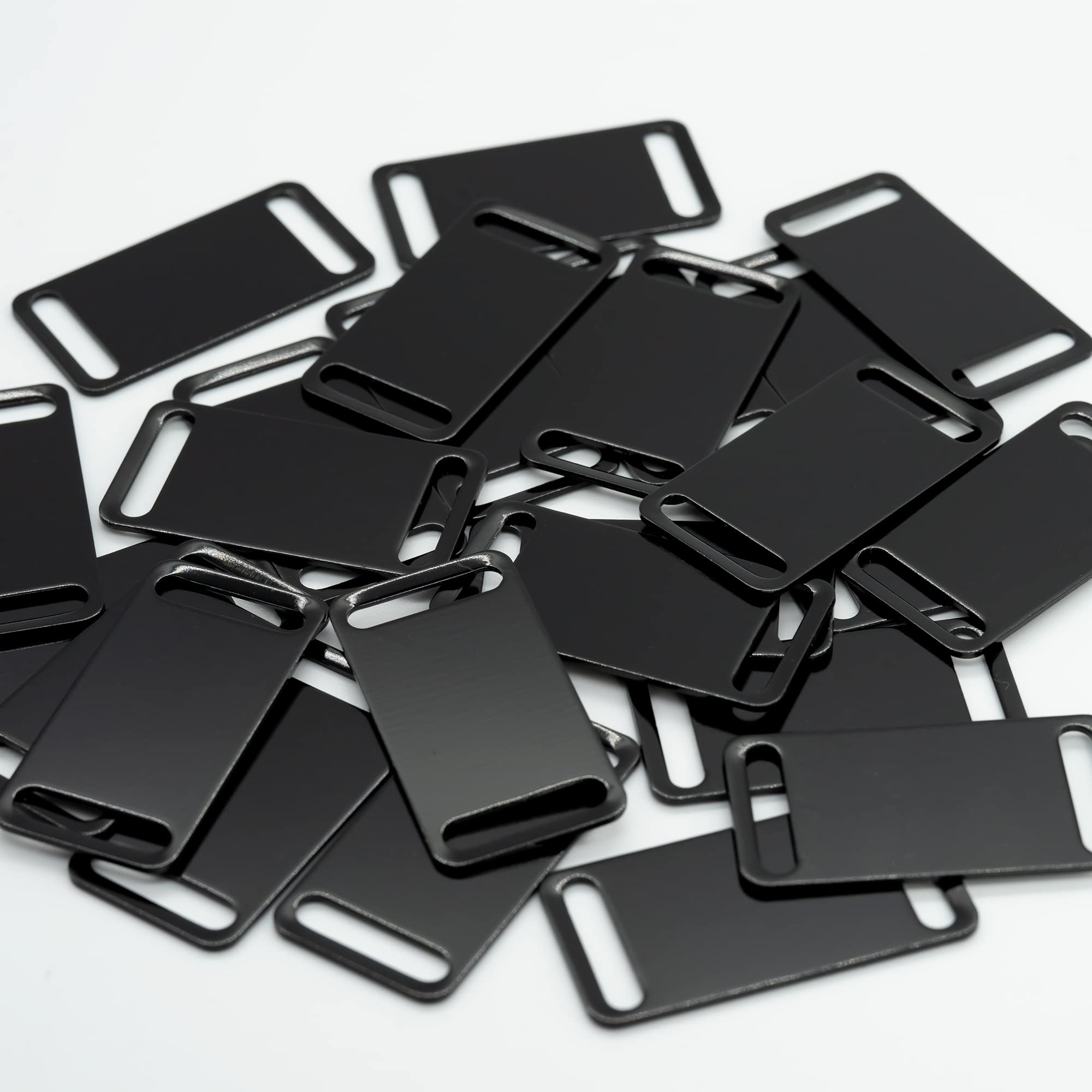 StayMax dog tag aluminium utilisé comme étiquette robuste et personnalisable.